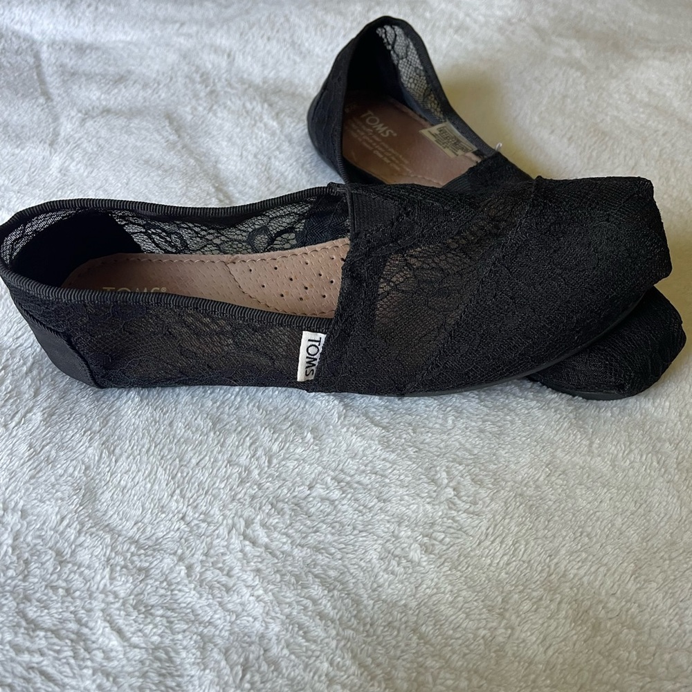 TOMS black lace alparagata shoe- 8.5 W